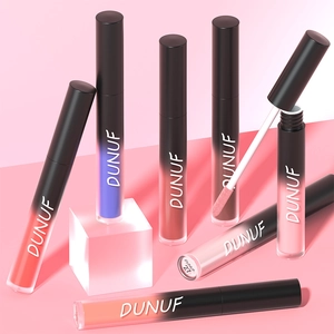 Lot de huit gloss à lèvres mats longue tenue aux nuances variées et capuchon dégradé