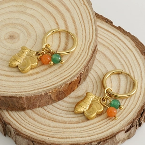 Boucles d'oreilles créoles en acier doré 18k avec pendentif abeille et perles en agate