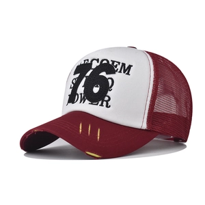 Détail d'une casquette de baseball rouge vieillie avec broderie 76 et filet arrière