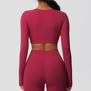Vue arrière d'un ensemble haut court à manches longues rouge foncé et pantalon de yoga