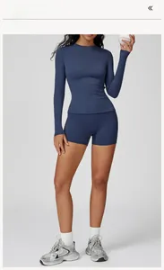 Détail du haut à manches longues et short de sport taille haute bleu insigne