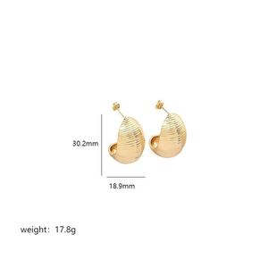 Vista dettagliata di orecchini a cerchio dorati con dimensioni 30,2 mm per 18,9 mm