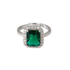 Elegante ring met emerald geslepen groene steen en kristallen op zilveren band