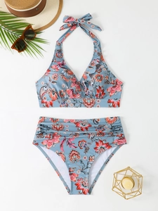 Vista piatta di bikini a fiori con volant e slip a vita alta con accessori da spiaggia