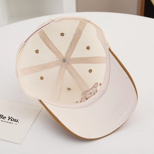 Détail de l'intérieur de la casquette filet avec broderie et doublure respirante