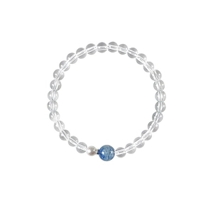 Minimalistisches weißes Kristallperlenarmband mit blauem Akzentstein und Perle.