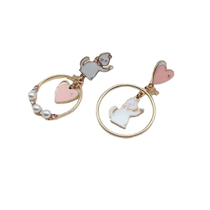 Asymmetric S925 cat earrings with pink hearts, pearls, and crystals on gold rings