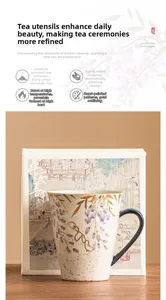 Détail du mug en céramique glycine fait main avec bordure dorée dans son coffret cadeau