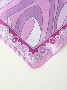 Detailaufnahme von violettem Seidensatin mit geometrischen Kettenmustern und Wellentexturen