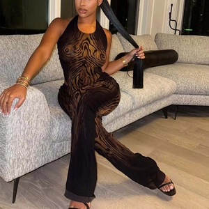 Detail eines sexy zweiteiligen Mesh-Sets mit Neckholder-Top und Schlaghose im Holzprint