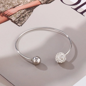 Bracelet jonc ouvert en C argenté avec bille en acier poli et sphère en pavé de cristal