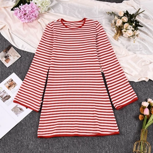 Vue à plat d'une robe en maille à rayures rouges et blanches avec texture et col rond fin