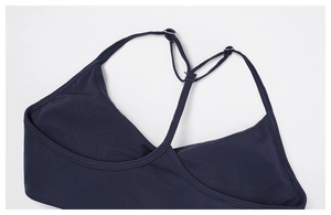 Détail d'un soutien-gorge de yoga bleu foncé avec fines bretelles réglables et boucles