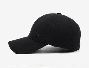 Dettaglio cappello baseball nero con texture in lana e piccolo logo in metallo