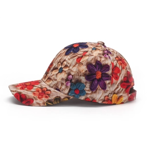 Vue latérale détaillée d'une casquette pour femmes avec motifs floraux imprimés en numérique