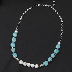 Collier tête de mort hip hop avec perles turquoise et chaîne en acier sur fond noir