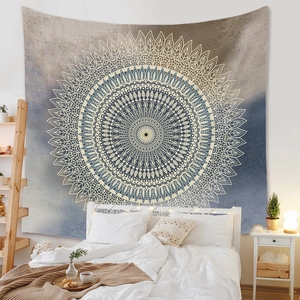 Détail d'une tapisserie mandala bohème avec motifs floraux dans une chambre chaleureuse