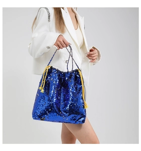 Détail du sac seau à paillettes bleu roi avec cordon de serrage jaune vif contrasté