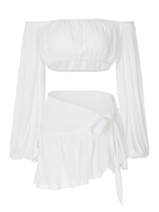 Completo mare bianco chic con top a fascia a maniche lunghe e mini gonna a portafoglio