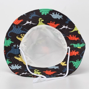 Détail d'un chapeau bob pour enfants avec motifs dinosaures colorés et cordon réglable