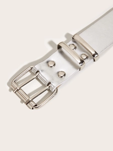 Detailaufnahme von silbernem Punk-Gürtel mit glänzenden Doppelösen aus Metall