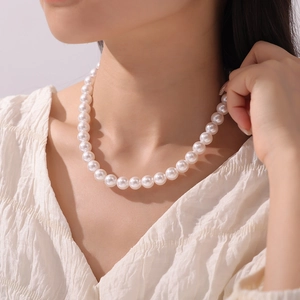 Elegante collana di perle bianche fatta a mano catena girocollo per le donne