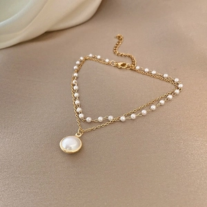 Elegante pulsera de perlas doradas de doble capa con colgante redondo en seda champán
