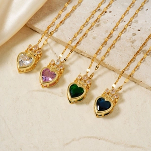 Eleganti collane a corona di cristallo a cuore in bianco, rosa, verde e blu su pietra