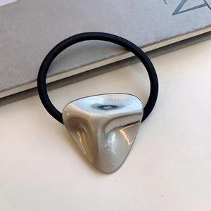 Minimalistische zwarte haarelastiek met zilveren geometrische metalen accent en borsteling