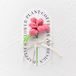 Handgefertigte gehäkelte rosa Tulpe mit Geschenkverpackung und Band für die Dekoration