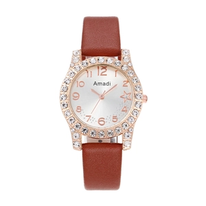 Dettaglio orologio al quarzo in oro rosa con lunetta in strass e cinturino marrone