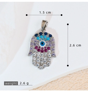 Vista dettagliata del ciondolo Mano di Fatima con dimensioni 1,5cm x 2,6cm e peso 2,6g