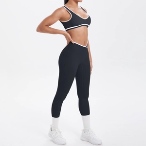 Seitenansicht des schwarzen Yoga-Sets mit weißen Paspeln und hoch taillierten Leggings