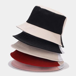 Détail de cinq bobs bicolores avec coutures de bordure renforcées en plusieurs coloris