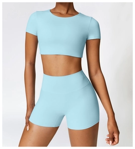 Nahaufnahme des hellblauen Yoga-Sets mit High-Waist-Shorts und Kurzarm-Crop-Top-Struktur