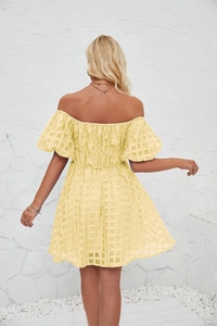 Vue arrière de la mini robe vichy jaune à épaules dénudées avec manches bouffantes