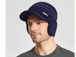 Détail d'un bonnet d'hiver en tricot avec cache-oreilles, motif jacquard et logo métal