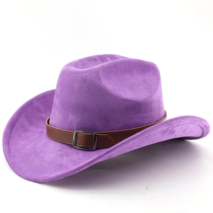 Detail eines lila Filz-Cowboyhuts mit braunem Lederband und silberner Schnalle