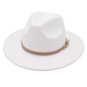 Élégant chapeau fedora en feutre blanc avec ruban cuir kaki et boucle dorée chic