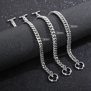 Détail macro de bracelets gourmette de 5mm et 6mm avec fermoir OT et pendentif en cœur