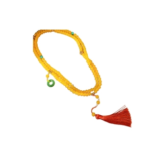 Long collier perlé jaune avec pompon rouge et pendentif boucle de paix verte ethnique