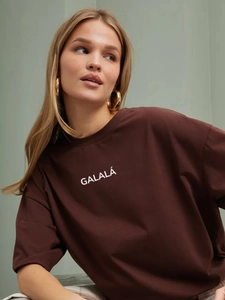 Retro lockeres dunkelbraunes Baumwoll-T-Shirt mit Grafikprint, getragen von einem Modell