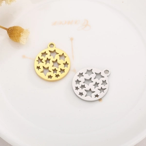 Vue détaillée de pendentifs étoiles dorés et argentés sur une assiette en céramique blanche