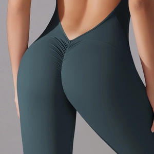 Gros plan d'une combinaison de yoga sans couture avec dos en V ouvert et effet push-up fessier