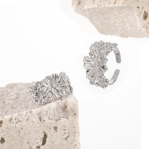 Adjustable S925 sterling silver floral ring featuring delicate daisy pattern and cubic zirconia