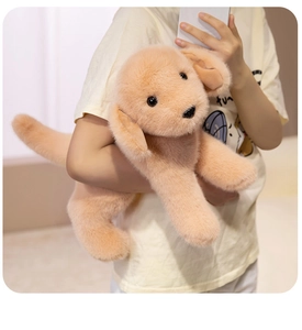 Gros plan sur une peluche de Golden Retriever au pelage doux et aux yeux réalistes