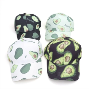 Baseballkappen mit buntem Avocado-Fruchtprint in Schwarz, Weiß und Hellgrün