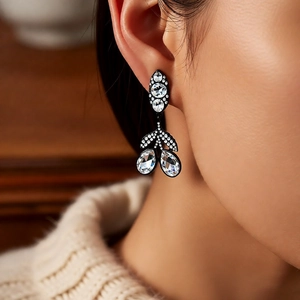 Boucles d'oreilles vintage avec feuilles plaquées noir et zircons portées par un mannequin