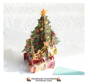 Détail de la carte de Noël 3D avec design de sapin découpé pour assemblage manuel