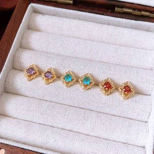 Détails des boucles d'oreilles vintage avec pierres violettes bleues et rouges serties